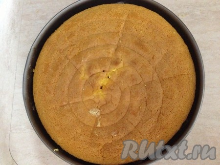 Накрываем вторым коржом, слегка пропитываем и выкладываем оставшиеся яблоки.