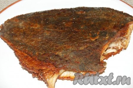 Готовую камбалу выложить на блюдо.