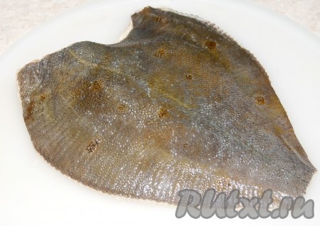 Подготовить камбалу к готовке. Для этого нужно обрезать с помощью ножниц плавники и хвост. Поскоблить шкурку, помыть и обсушить с помощью салфеток.