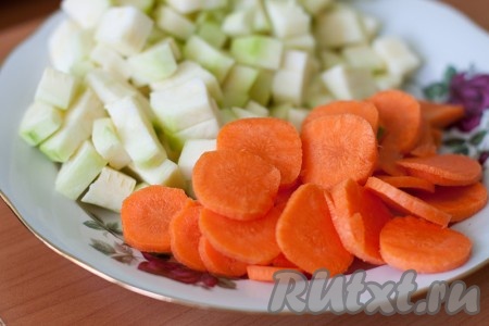 Овощи нарежьте средними кусочками, как вам удобно.