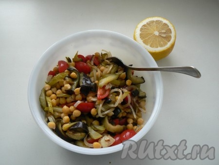 Заправить салат с нутом растительным маслом, соком лимона. Посолить, поперчить, добавить порезанную зелень.
