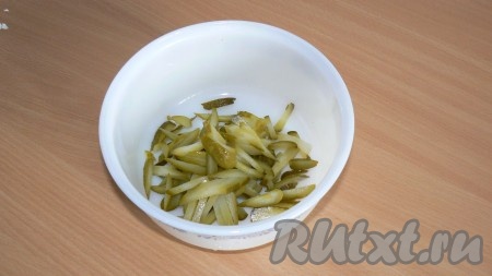 Соломкой порезать огурчики.


