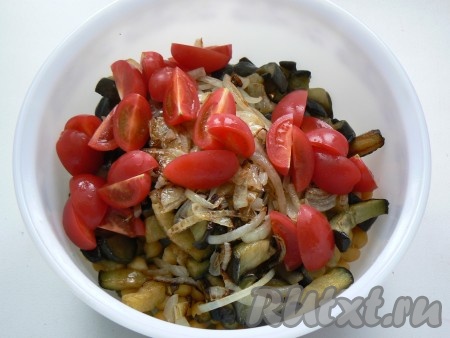 Помидоры порезать четвертинками.
