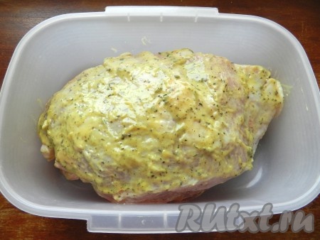 Обмазать свинину со всех сторон смесью горчицы, масла и специй. Оставить в холодильнике на 2-3 часа (можно оставить и на более длительное время, но не более, чем на 24 часа).