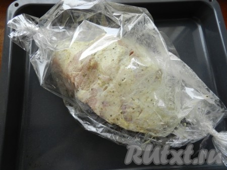 Затем поместить свинину в рукав для запекания, тщательно завязать края рукава с двух сторон, чтобы при запекании не вытекал мясной сок. Запекать буженину в разогретой до 200 градусов духовке 1 час 15 минут. За 10 минут до окончания, можно разрезать рукав, чтобы мясо подрумянилось, в это время полить свинину выделившимся соком.