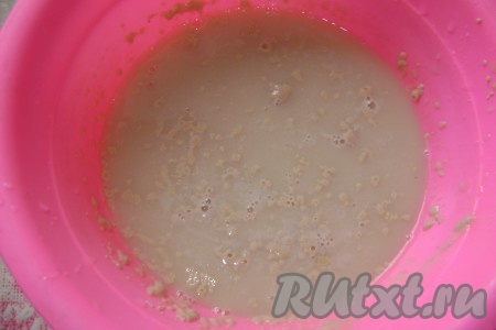 Для начала приготовила опару: развела в миске с водой дрожжи и оставила на 5 минут.