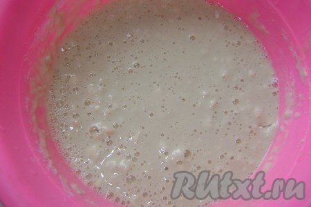 Всыпала муку, перемешала. Оставила опару минут на 20, накрыв пленкой.