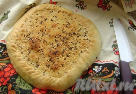 Выпекала постный пирог с грибами, овощами и рисом в разогретой духовке при температуре 180-200 градусов до готовности.