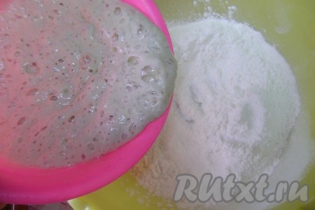 Для приготовления теста в миску просеяла муку, добавила соль, ввела готовую опару и воду.