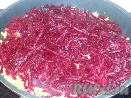 В сковороду наливаем масло, выкладываем лук, пассируем минут 5, добавляем чеснок, еще пассируем минуты 2, далее очередь моркови, пассируем минуты 3, затем добавляем свеклу, все тщательно помешиваем около минуты и кладем томатную пасту. Перемешиваем и держим на огне около 5-7 минут.
