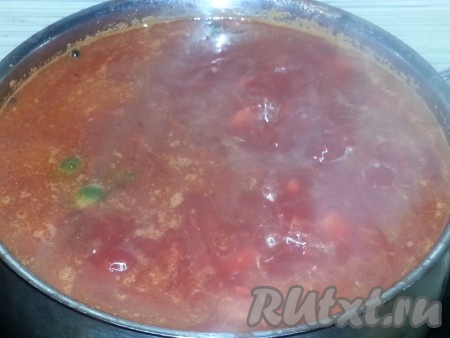 Доводим бульон до кипения, опускаем в него картофель, после закипания добавляем нашу поджарку. Через минут 10 закладываем в борщ, не размораживая, брюссельскую капусту.
