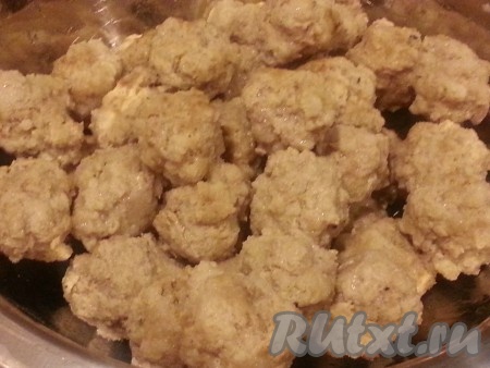 Фарш разомнем вилкой, добавим яйцо, соль, перец, мускатный орех, карри, манку. Хорошо перемешаем, скатаем шарики и отварим в подсоленной воде примерно 15 минут после закипания (до готовности).
Одновременно отвариваем филе курицы (первый бульон я сливала). Саму курицу я использую в другом блюде, здесь мне нужен только бульон.
Шумовкой вынимаем тефтели из воды, отставляем в сторону. Переливаем куриный бульон в бульон от тефтелей.
