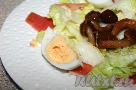 Яйцо отварить вкрутую, нарезать на четвертинки  и добавить на тарелку.