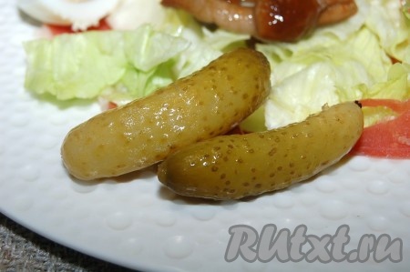 Маринованные огурчики целиком добавить к салату. 