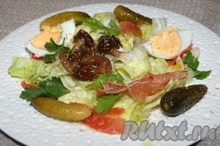 Посыпать сверху солью, перцем, специями, полить оливковым маслом, добавить петрушки и вкуснейший салат с ветчиной и грибами готов.
