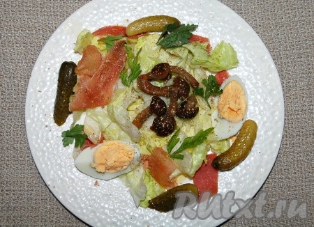 Салат с ветчиной и грибами