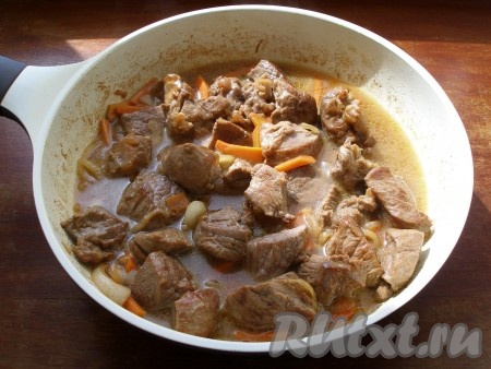 К мясу выложить лук и морковь, обжарить все вместе, затем добавить немного воды (примерно до половины уровня мяса), уменьшить огонь и тушить до готовности около 40 минут.
Чтобы не испортить вкус блюда, воду (или бульон) всегда нужно добавлять горячими.
