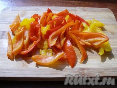 Болгарский перец нарезать крупной соломкой.
