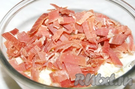 Ветчину нарезать некрупными кусочками и добавить в миску.