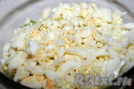 Яйцо вкрутую измельчить с помощью вилки и добавить в миску.