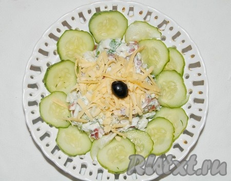 Сыр натереть на крупной терке и посыпать сверху салат. Украсить салат с ветчиной и свежим огурцом по своему усмотрению.
