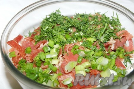 Добавить мелко нарезанную зелень.