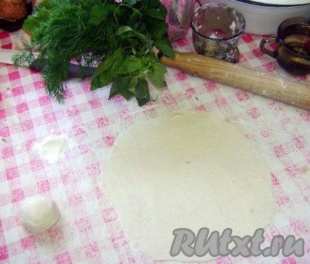 Для приготовления лаваша замесить мягкое, нелипнущее к рукам тесто, разделить на колобочки и дать отдохнуть (минут 20-30), можно и сразу в принципе раскатывать... Раскатала колобочки в круг, поджарила на сухой сковороде с двух сторон.

