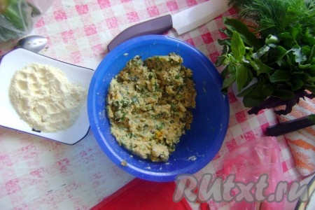 Перемешала хорошенько. Добавила специи (регулируйте по вкусу) и масло, перемешала и добавила муку (примерно 2 столовые ложки (1 столовая ложка кукурузной муки и 1 столовая ложка пшеничной муки)),&nbsp; столько чтобы нутовый фарш лепился в котлети. Фарш получается мягким, липким и удобным в работе (можете и без муки попробовать).
