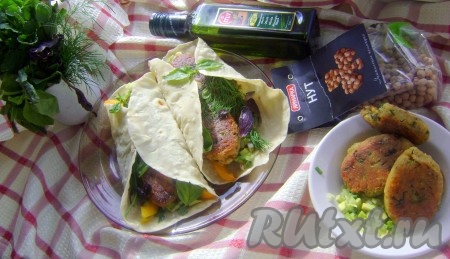 На лаваш выложила авокадо с луком, затем нутовые котлетки, зелень (мята, базилик, укроп), нарезанный соломкой болгарский перец, завернула. Тем кто постится, можно добавить какой-нибудь томатный соус, а кто не постится, то может в лаваш добавить йогурт или майонез.
