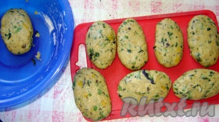 Слепить из получившегося "фарша" нутовые котлетки и обжарить в разогретой сковороде с маслом до румяной корочки.
