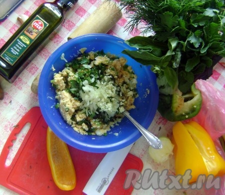 Нут замочила на ночь, утром промыла и отварила до готовности. Готовый нут очистила от кожицы и размяла в пюре. К размятому нуту добавила тахину, нарезанную зелень, натерла на терке туда лук. Чеснок и перец мелко нарезала, добавила в "фарш".
