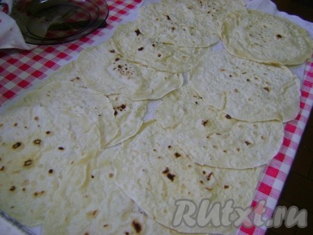 Этот лаваш практически сразу высыхает, его нужно побрызгать водой, а можно и просто быстро под струю воды подставить, но быстро, и выложить на полотенце, дать высохнуть.
