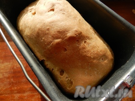 Контейнер установить в хлебопечку, выбрать режим "Французская булка", корочка - "Средняя", закрыть крышку и включить хлебопечку. В процессе замешивания теста следите за тем, как формируется "колобок" из теста: если тесто сильно липнет к стенкам ведёрка и "колобок" из теста формируется плохо, добавьте немного пшеничной муки.