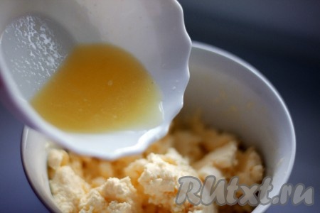 Кружки лимона сильно отожмите, выделившийся сок добавьте к сыру Маскарпоне. Перемешайте.