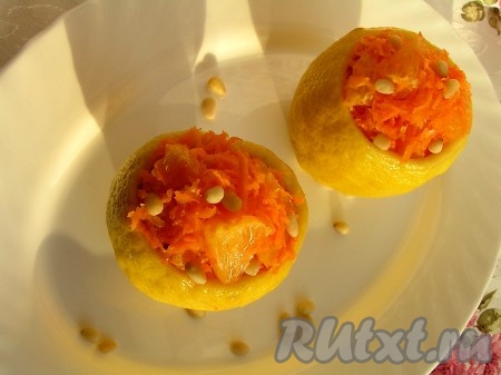 Лимоны наполнить морковным салатом, посыпать кедровыми орешками.
