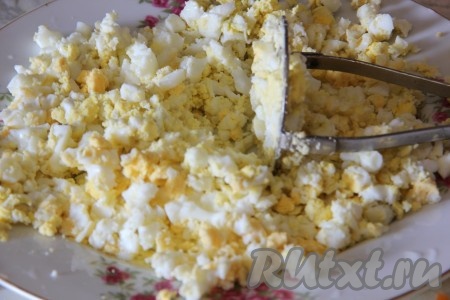 Морковь и яйца отварить до готовности. Яйца измельчить с помощью картофелемялки.