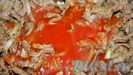 Обжарить говядину на сковороде с добавлением растительного масла на сильном огне, примерно, 3-5 минут. Затем добавить к мясу очищенную и мелко нарезанную луковицу, посолить и обжаривать, периодически помешивая, 5-6 минут (до прозрачности лука). Добавить к мясу томатный соус, перемешать. Если соус густоват, то влейте пол стакана воды. Консистенция соуса должна напоминать сметану средней густоты. Говядина должна быть полностью покрыта соусом. Накрыть сковороду крышкой и тушить мясо на медленном огне минут 30-40.