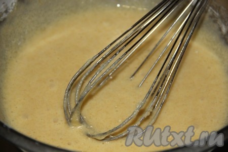 Пока мясо тушится, в отдельном кастрюльке сметану смешать с крахмалом, довести на среднем огне до кипения и варить сметанный соус на небольшом огне до загустения при постоянном помешивании.