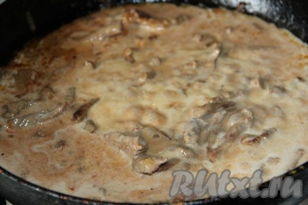 После того как говядина протушится 30-40 минут, влить к ней подготовленный сметанный соус, накрыть сковороду крышкой и тушить бефстроганов 15-20 минут (до мягкости мяса).