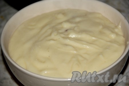 Пока коржи выпекаются, приготовим крем. Для этого муку, яйца и сахар смешать в отдельной миске, молоко довести до кипения и влить тонкой струйкой к яичной массе, соединив &nbsp;все, и отправить на огонь, варить до загустения и приобретению нужной консистенции. Крем снять с огня и остудить до комнатной температуры. В теплый крем добавить мягкое сливочное масло.
