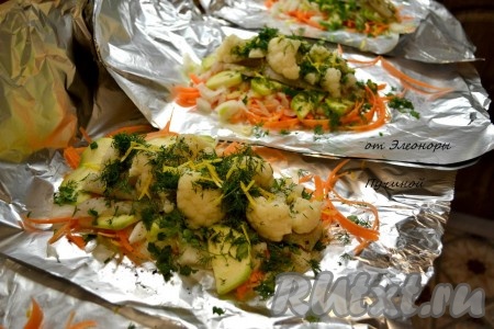Разделяем фольгу на прямоугольники и в центр фольги выкладываем наши овощи и рыбу в следующем порядке: морковка, натёртая соломкой, затем порезанные лук, кабачок, филе рыбы, сверху цветная капуста и зелень, соль, немного поливаем маслом подсолнечным.