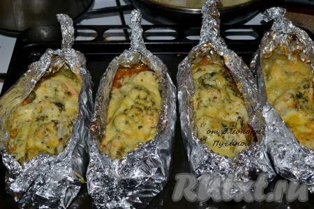 Достаём лодочки, раскрываем, посыпаем сыром и ставим в духовку подрумяниться.