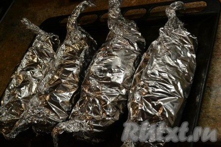 Формируем из фольги лодочки в форме лебедя и ставим рыбу с овощами запекаться в духовку на 15-20 минут при температуре 200-220 градусов.