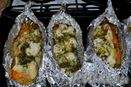 Достаём лодочки, раскрываем, посыпаем сыром и ставим в духовку подрумяниться.