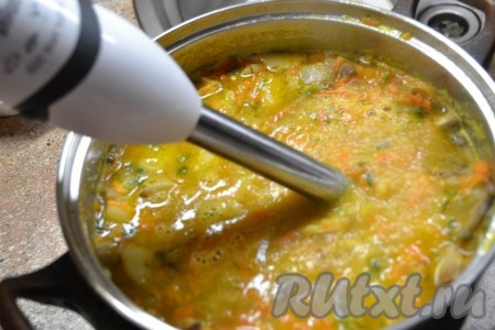 Снять грибной суп с огня (несколько пластинок шампиньонов из готового супа я отложила для подачи), дать ему немного остыть и пюрировать погружным блендером до однородности. Затем довести суп-пюре из шампиньонов на среднем огне, помешивая, до кипения и сразу убрать с огня.