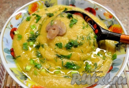 Сытный грибной суп-пюре разлить по тарелкам, украсить зеленью, шампиньонами и сразу подать к столу. Уверена, это простое блюдо многие включат не только в постное меню, ведь супчик получается очень аппетитным и вкусным!