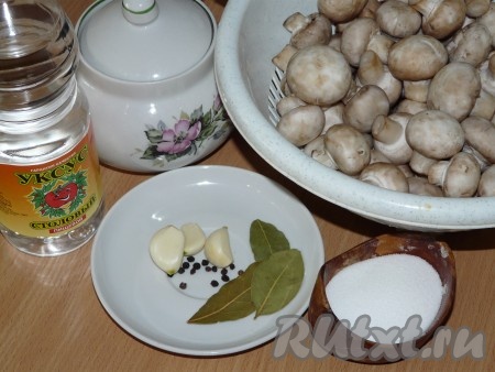 Подготовить продукты для быстрого приготовления шампиньонов, маринованных с чесноком. Шампиньоны хорошо промыть под проточной водой. Крупные грибы нарезать на части, мелкие грибочки оставить целыми.