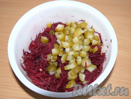 В миску со свеклой и луком добавляем нарезанные огурчики.