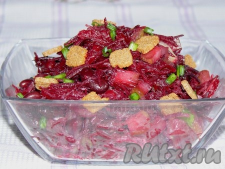 Перед подачей салат из свеклы с консервированной фасоли посыпаем сухариками, зеленью, заправляем растительным маслом. 
