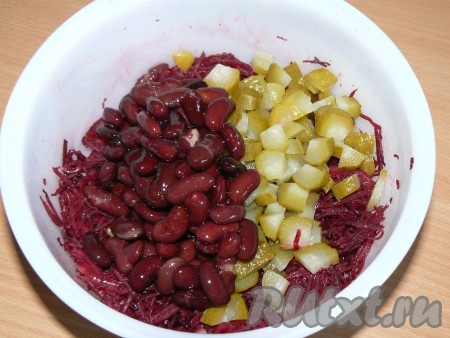 В салат из свеклы, лука и огурцов добавляем консервированную фасоль без жидкости.